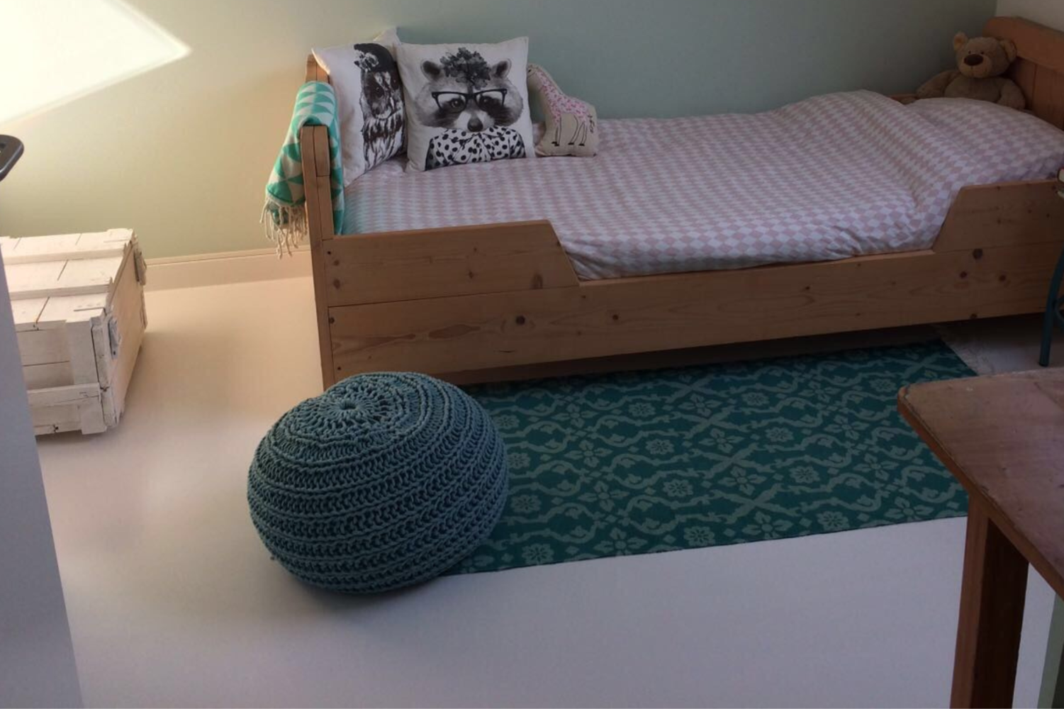 Minimalistische slaapkamer met strakke, naadloze gietvloer in een rustige kleur