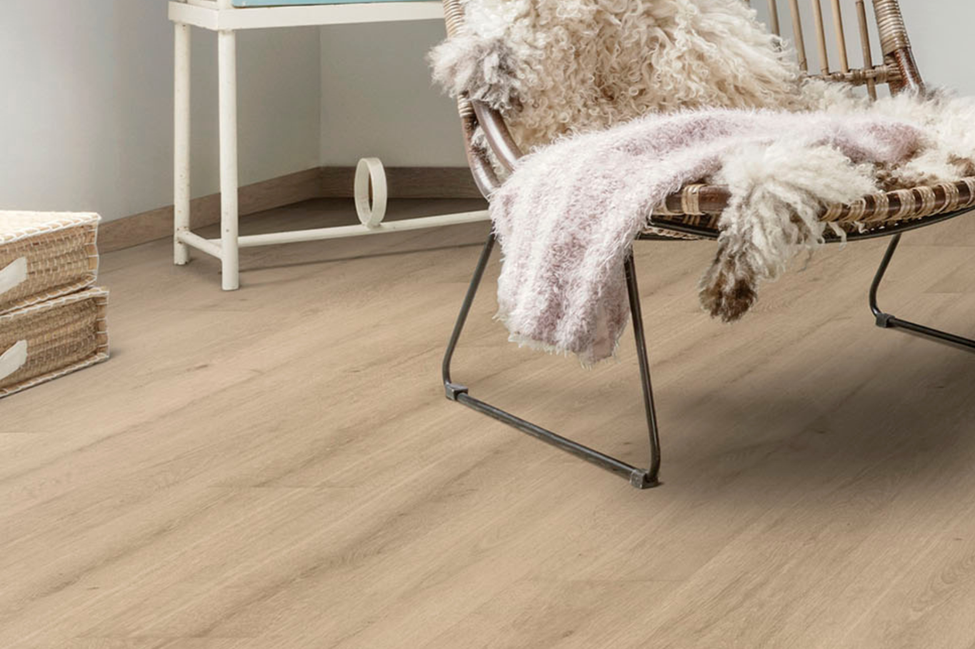 Interieur van een moderne woonkamer met een duurzaam en onderhoudsvriendelijk PVC vloer in houtlook