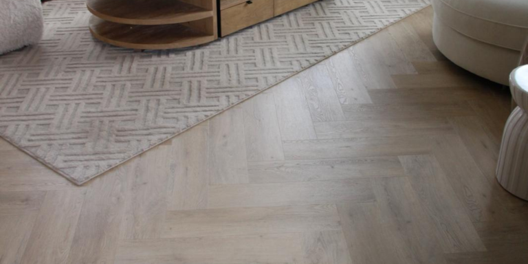 Visgraat PVC vloer in sfeervolle woonkamer