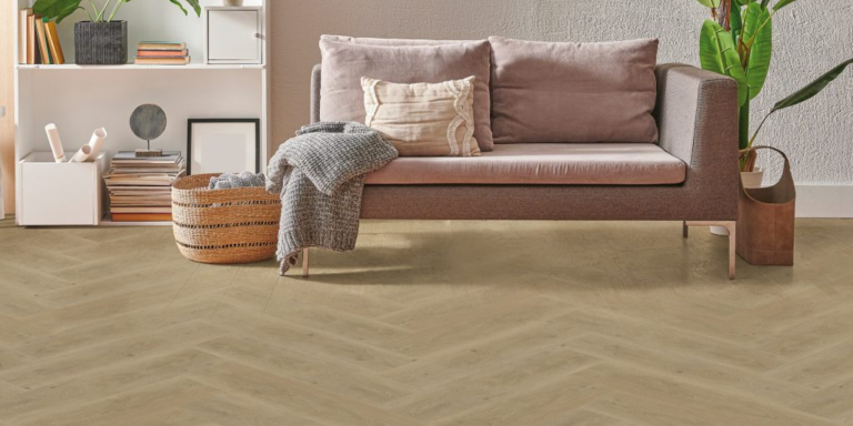 Neutrale PVC tegelvloer in moderne, lichte woonkamer